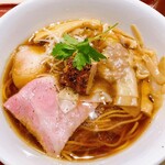 麦と麺助 - 蔵出し醤油そば 特製ワンタントッピング