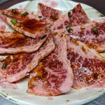 Juu Jouno Yakiniku Itsumono Tokoro - カルビ焼】
      F1(和牛と輸入牛の交雑)
      990円
      ※写真は1人前
      