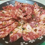 Juu Jouno Yakiniku Itsumono Tokoro - 【カルビ焼】
      F1(和牛と輸入牛の交雑)
      990円
      ※写真は3人前
      