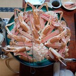 旅館 後藤 - 3人前で大きめのカニが4匹分です。カニは割れ目が入ってて、かんたんに分離できます。