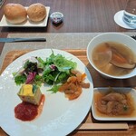 MARAIS D'OR - ブッフェスタイルの料理の一例。