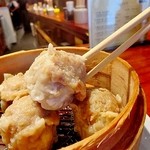 支那麺 はしご - 蒸し立ての熱々焼売、仄かに甘い味付けが癖になる