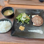 前田屋 - レアハンバーグ(1600円)