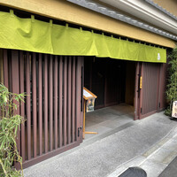 伊勢廣 京橋本店 - 外観　新しい店舗だけにキレイ。