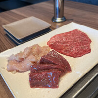 焼肉うしごろ 新宿三丁目店 - 厳選赤身 塩、ホルモン2種盛り合わせ