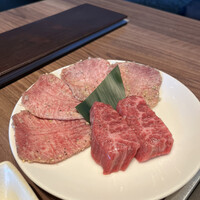 焼肉うしごろ 新宿三丁目店 - 極みのタン、厚切り上ハラミ