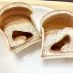 カンパーニュ - いちごあん食パン　¥160 甘いイチゴ味のあんが綺麗に入ってます