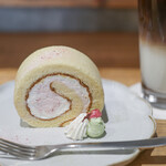 キッサ マシマロ - 料理写真:２０２３年３月再訪：さくらクリームのロールケーキ☆