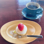 ハレノサラ - いちごのケーキとホットコーヒー