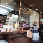 川村屋 - 往年のファンが詰めかけています。