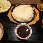 てけてけ - チーズ粗挽きハンバーグ定食(ご飯少なめ)