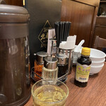 Beirao Fu - 卓上調味料はラー油、お酢、醤油、黒酢。ポットには冷たいジャスミン茶が入っています。