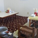 駒場軒 - 小上がりとテーブル席