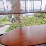 EMU SARYO - 窓側の席