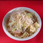 ラーメン二郎 - 麺少なめ、ヤサイ、ニンニク