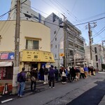 Ramen Jirou - 折り返した行列が、さらに店前まで！