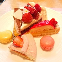 フォルク キッチン オールデイダイニング  - 唯一いちごがたっぷり乗ったケーキは大きめカットで、チーズタルトは濃厚ねっとりタイプでこれだけでもずっしりで好みのチーズケーキではなかった