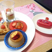 フォルク キッチン オールデイダイニング  - ストロベリースパークリングゼリー、ヴィーガンストロベリーピスタチオベリーヌ、ストロベリーワッフル、アメリカンクッキーストロベリースペシャル、レトロプリン、ロリポップストロベリー