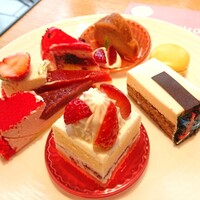 フォルク キッチン オールデイダイニング  - ストロベリーショートケーキ、ヴィーガンパウンドケーキ以外は酸味があるケーキ