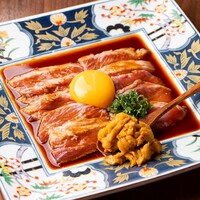 【希少】鮪(まぐろ)ほほ肉のたたきユッケ<生うに添え>