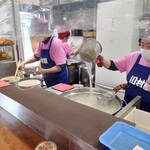 川村屋 - 厨房のベテラン勢が阿吽の呼吸で仕上げます。