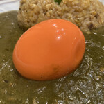 カレー専門店 ラジャ - 異様に鮮やかなオレンジ色を放つゆで卵