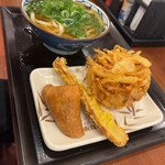 Marugame Seimen - いなり寿司、ちくわの天ぷら、野菜かき揚げ