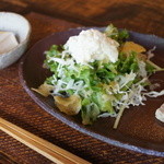 手造り食の店しもだ - まずはサラダと手作りごま豆腐。サラダには小さなパテが・・・これがまた美味しい！