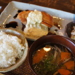手造り食の店しもだ - チキンソテー（チキン南蛮風です）とご飯と汁物。