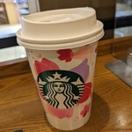 スターバックス・コーヒー - 店内なのに、紙カップなのが残念ね