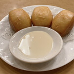 Honkaku Kaisen Ryourikai Senkan - 揚げパン。練乳つけて食べる