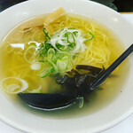 Miroku - 妻は「塩ラーメン」をチョイス☆ 透き通ってスッキリした雑味のない美味しいスープです♪