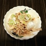 新世界 - 鶏皮ポン酢、茹でてポン酢ぶっかけただけ