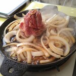 司バラ焼き大衆食堂 - 十和田バラ焼きランチ牛、調理中