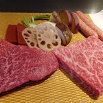 Sennaritei Shinkabou - ランチの近江牛ロースステーキと近江牛上赤身ステーキ(共に4,500円)を注文。100g追加しています。右がロース、左が赤身です。