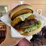 Louis Hamburger Restaurant - 【季節限定】
            『OYSTER CHEESE BURGER¥2,000』
            『生ソーセージ¥900』
            『マーシーIPA¥800』