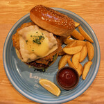 Louis Hamburger Restaurant - 【季節限定】
                『OYSTER CHEESE BURGER¥2,000』
                『生ソーセージ¥900』
                『マーシーIPA¥800』