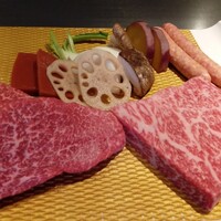 せんなり亭　心華房 - ランチの近江牛ロースステーキと近江牛上赤身ステーキ(共に4,500円)を注文。100g追加しています。右がロース、左が赤身です。