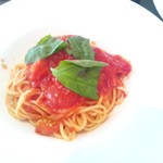 カンティーナ・ジェノバ - 完熟トマトとバジリコのスパゲティ