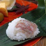 しのはら - 八寸。笹の中にカスゴの手まり寿司