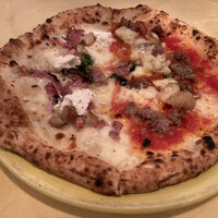 ナプレ 横浜高島屋店 - ＊ Meta' e meta'/お好みのピッツァを1/2ずつ　2,700円 - Salsiccia e verdure/サルシッチャ　エ　ヴェルドゥーレ （トマトソース、モッツァレッラチーズ、自家製ソーセージ、バジル、季節の野菜） - Macellara/マチェッラーラ （モッツァレッラチーズ、リコッタチーズ、サラミ、チコリ（豚バラ肉のコンフィ）、ロースハム、黒胡椒、バジル）
