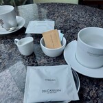 デリカテッセン - お湯の入ったカップと紅茶のティーパック