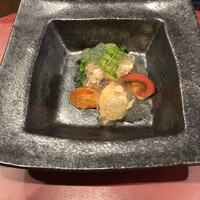 時に団欒 - 1品目。菜の花、フルーツトマト、揚げた人参に大粒のあさりとジュレのソース