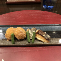 時に団欒 - 2品目は揚げ物。じゃが芋のあられ揚げが香ばしく、桜鱒は桜チップで燻製されてて香ばしい！