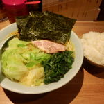 横浜家系らーめん三元 - 家系ラーメン　キャベツトッピング