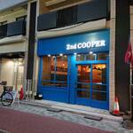 2nd COOPER - 英国のPUBのような青いエントランス