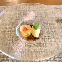 ル ポンデュガール ユキノブ ツキダテ - ホワイトチョコムースに桜花の塩漬け/桜の葉の塩漬けを使ったなめらかなアイスに下はサクサクしたクッキーやバジルや紫蘇でアクセント