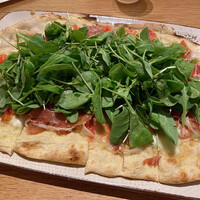 オービカ モッツァレラバー 横浜店 - 生ハムのピザ¥3200