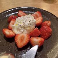 オービカ モッツァレラバー 横浜店 - 苺のカプレーゼ ハーフ¥1800