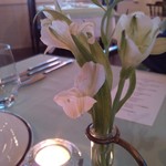 茨城レストラン　フェリチタ - 上品で可愛らしい花が各卓に。